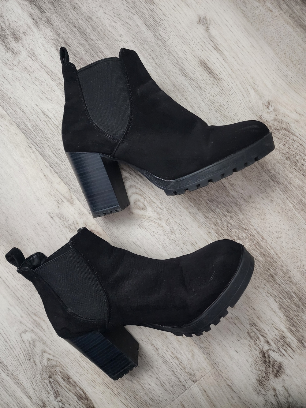 Women's Black Chunky Heel Chelsea Booties - Classic Ankle Boots